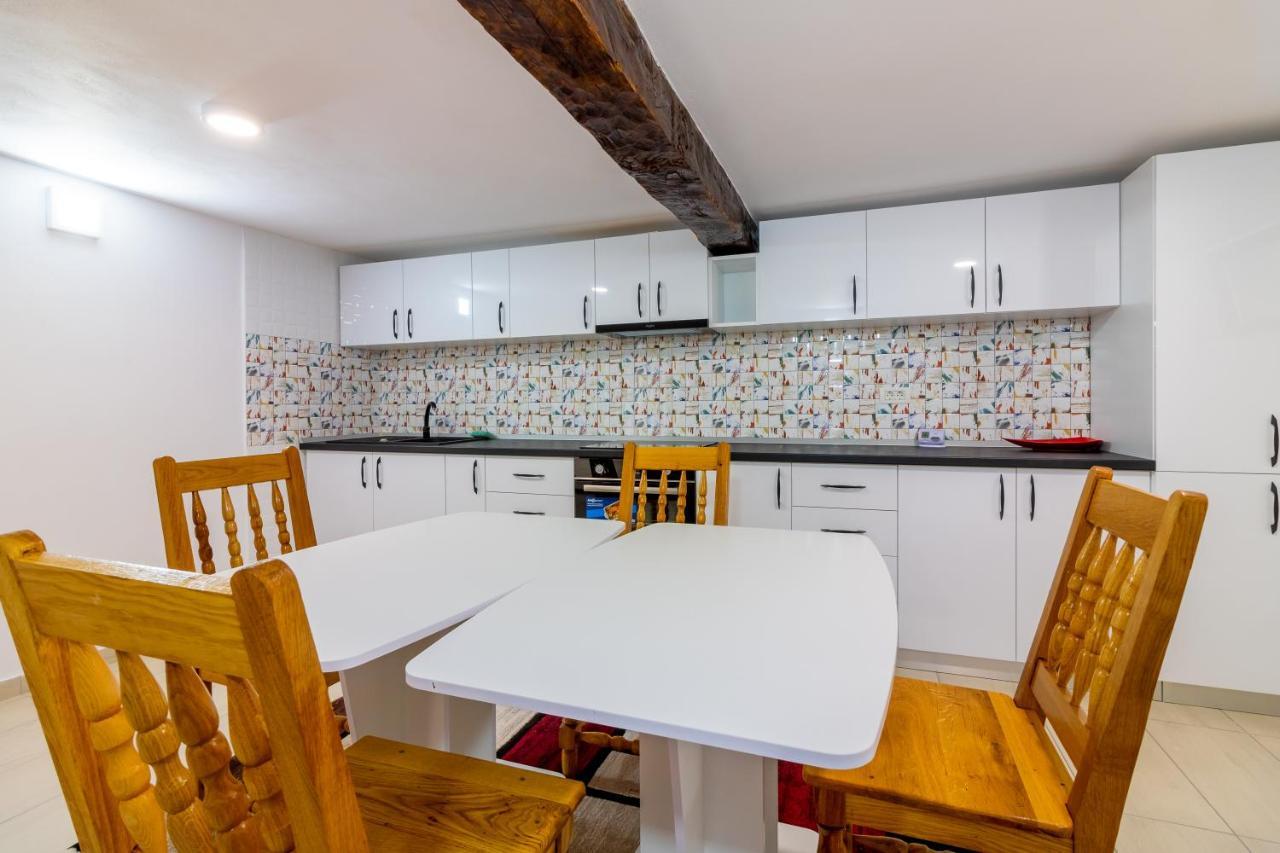 Hotel Pensiunea D & Ylan à Novaci-Străini Extérieur photo