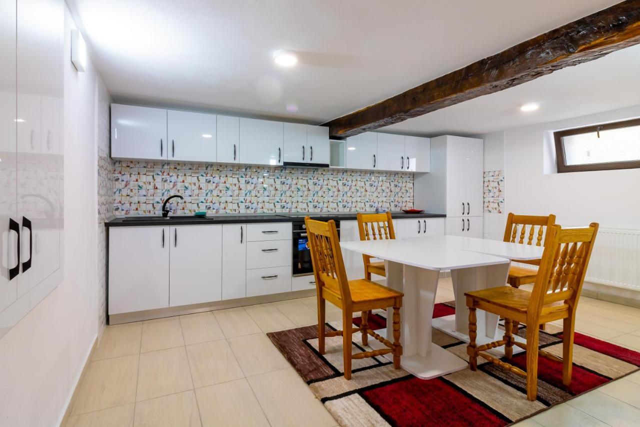Hotel Pensiunea D & Ylan à Novaci-Străini Extérieur photo