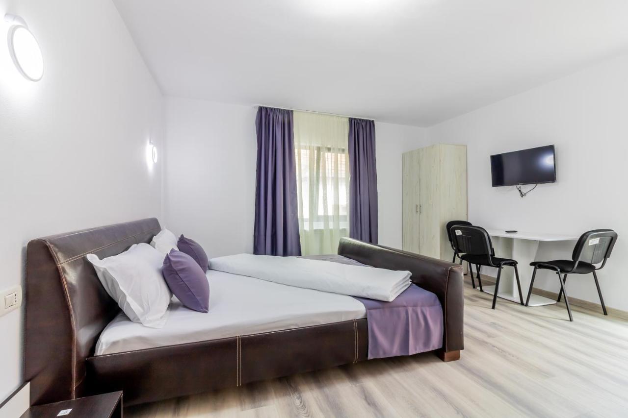 Hotel Pensiunea D & Ylan à Novaci-Străini Extérieur photo