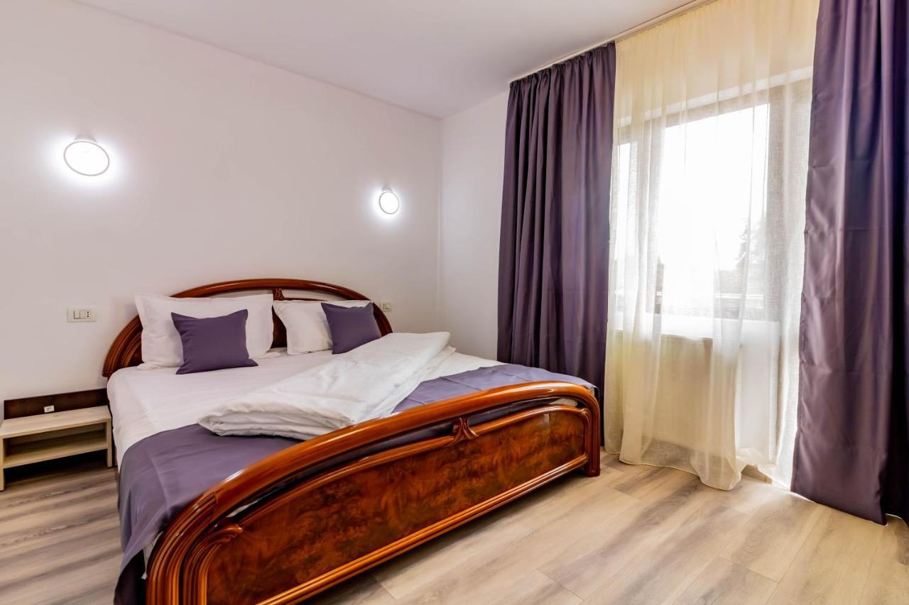 Hotel Pensiunea D & Ylan à Novaci-Străini Extérieur photo