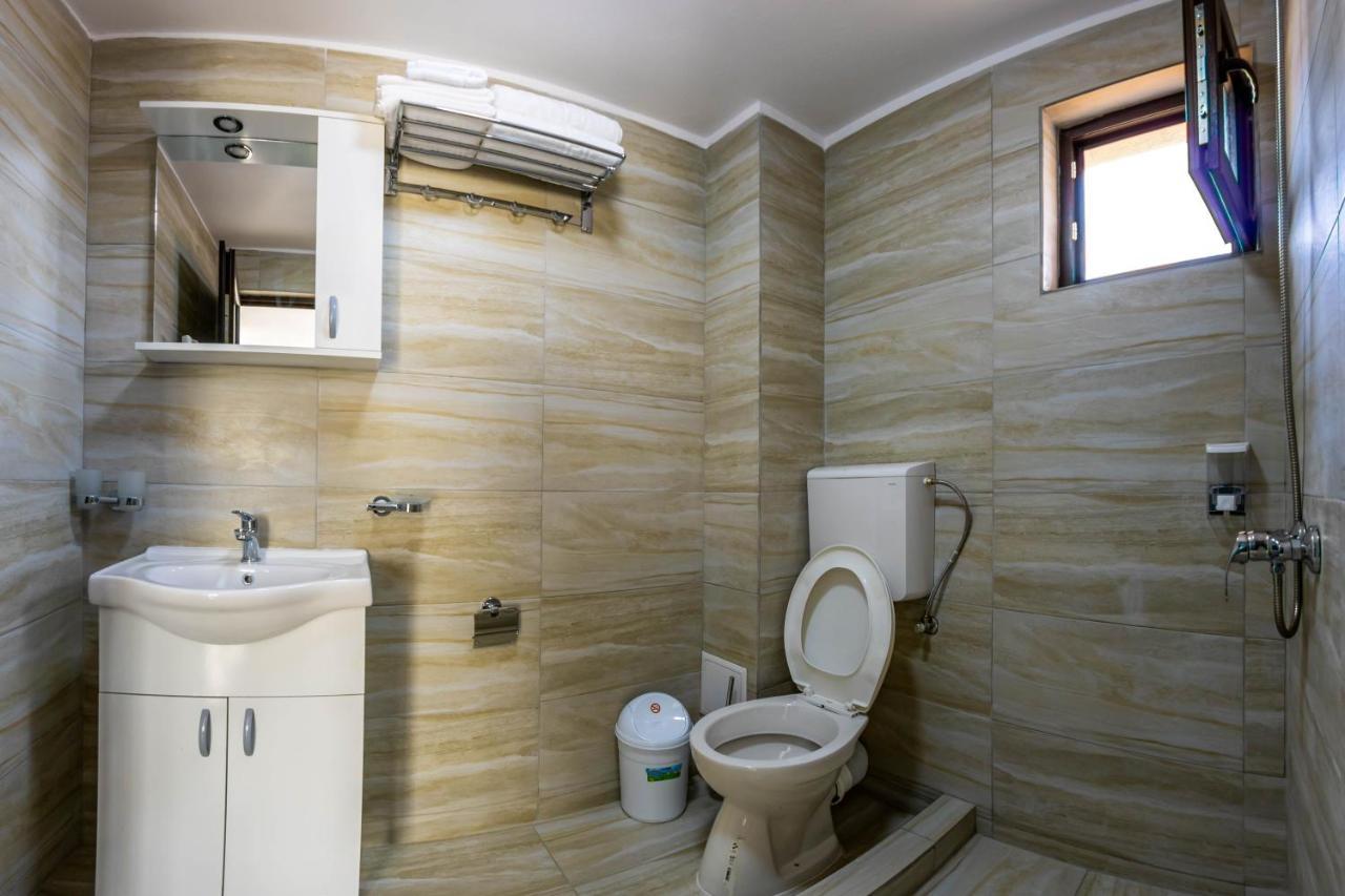 Hotel Pensiunea D & Ylan à Novaci-Străini Extérieur photo