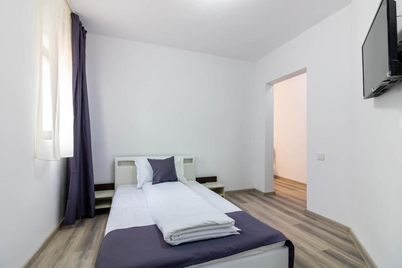 Hotel Pensiunea D & Ylan à Novaci-Străini Extérieur photo