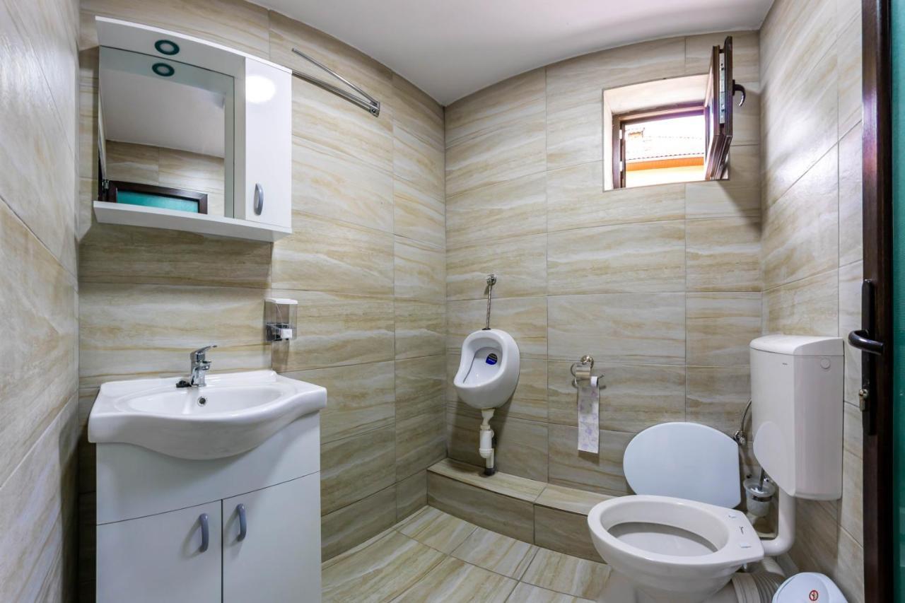 Hotel Pensiunea D & Ylan à Novaci-Străini Extérieur photo