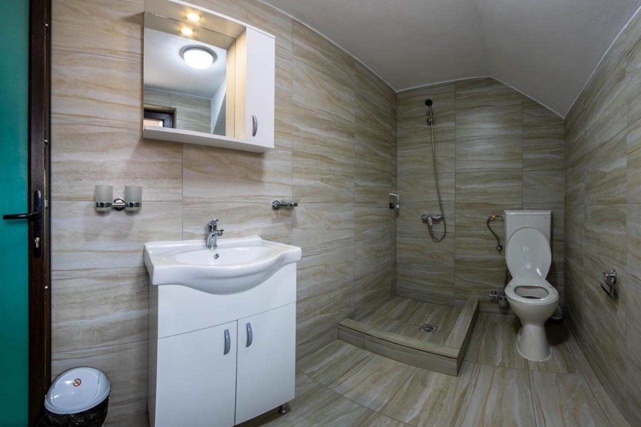 Hotel Pensiunea D & Ylan à Novaci-Străini Extérieur photo