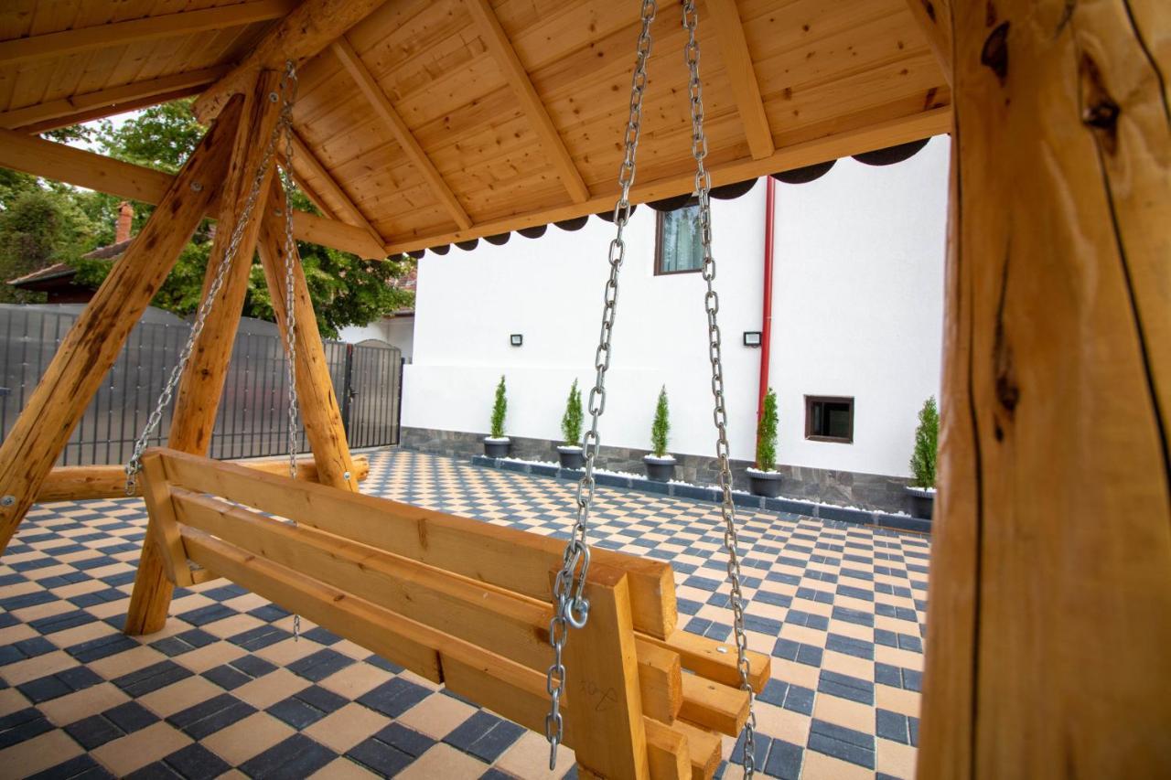 Hotel Pensiunea D & Ylan à Novaci-Străini Extérieur photo